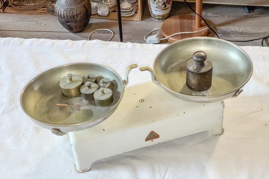 Vintage Küchenwaage mit Gewichten